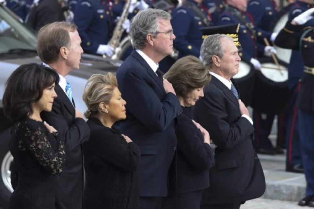 Bush se unió a sus hermanos Neil y Jeb para rendir tributo a su padre.