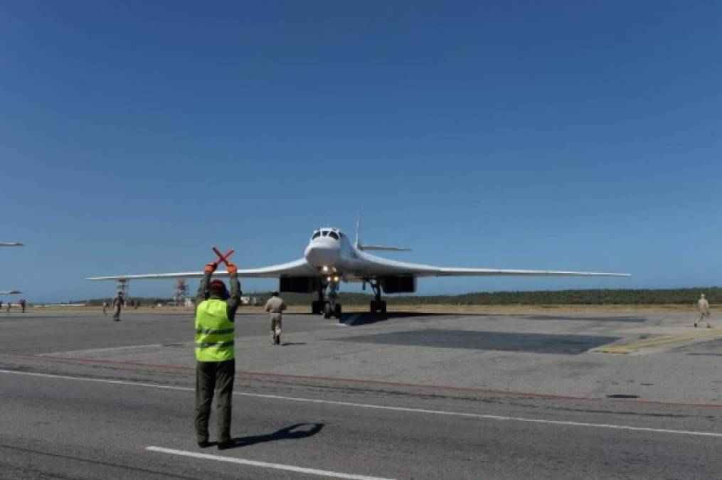Se trata de dos bombarderos Tu-160, un avión de transporte An-124 y un avión de pasajeros Il-62, informó el Ejército ruso en Moscú, sin especificar el motivo del desplazamiento.