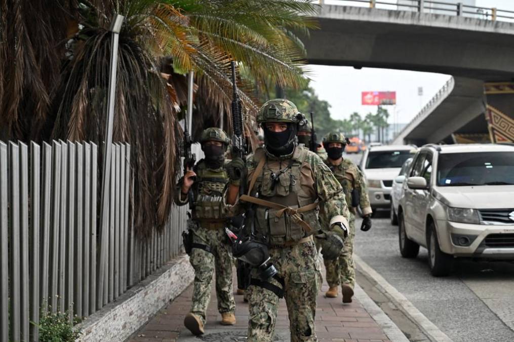 Así se reveló durante uno de las intervenciones realizadas por la Policía y las Fuerzas Armadas a la Cárcel Regional de Guayaquil y a otras prisiones donde requisaron grandes arsenales de armas en poder de estas bandas, especialmente en la vecina Penitenciaría del Litoral.