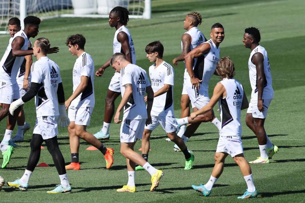 Con 20 minutos de retraso sobre la hora prevista, los jugadores del Real Madrid saltaron al césped del campo principal de entrenamiento para terminar de preparar el duelo de la segunda jornada liguera. 