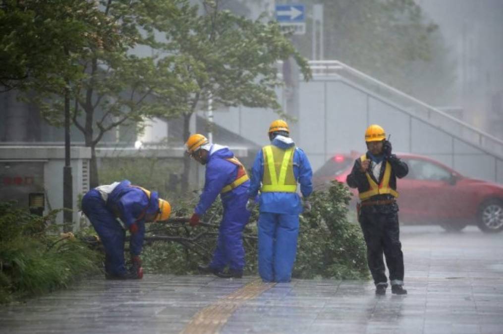 Pese a que la intensidad de Jebi disminuirá, la mayor parte del país permanece en alerta ante el riesgo de inundaciones y corrimientos de tierra.