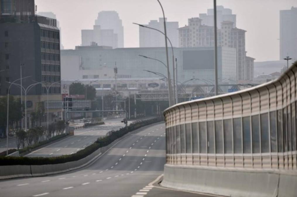Una carretera principal que atraviesa las calles de Wuhan permanece desierta mientras la gente se queda en casa y evita el transporte debido al brote de virus en la ciudad.