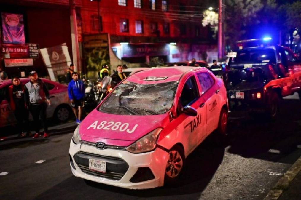 La policía, que acudió con perros rescatistas, instaba continuamente a los curiosos a retirarse para evitar accidentes por la caída de escombros.