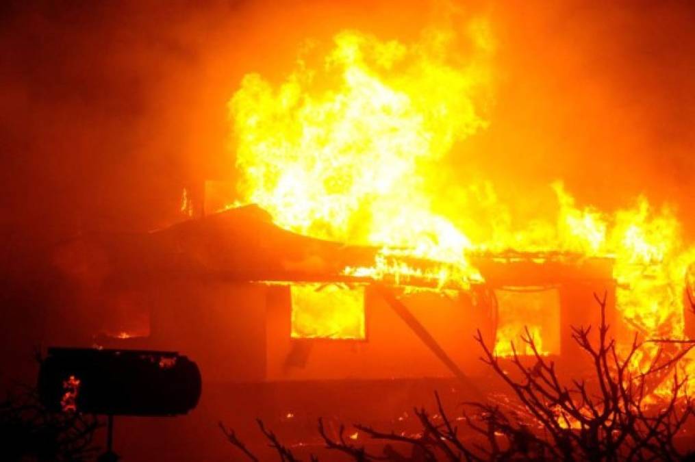 California declara estado de emergencia por incendios y tornados de fuego