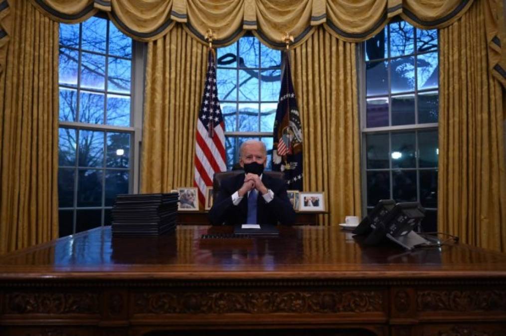 La oficina oval fue desinfectada y redecorada en menos de cinco horas tras la salida de Donald Trump de la Casa Blanca y la llegada de Joe Biden poco tiempo después para firmar sus primeras órdenes ejecutivas en el histórico despacho.