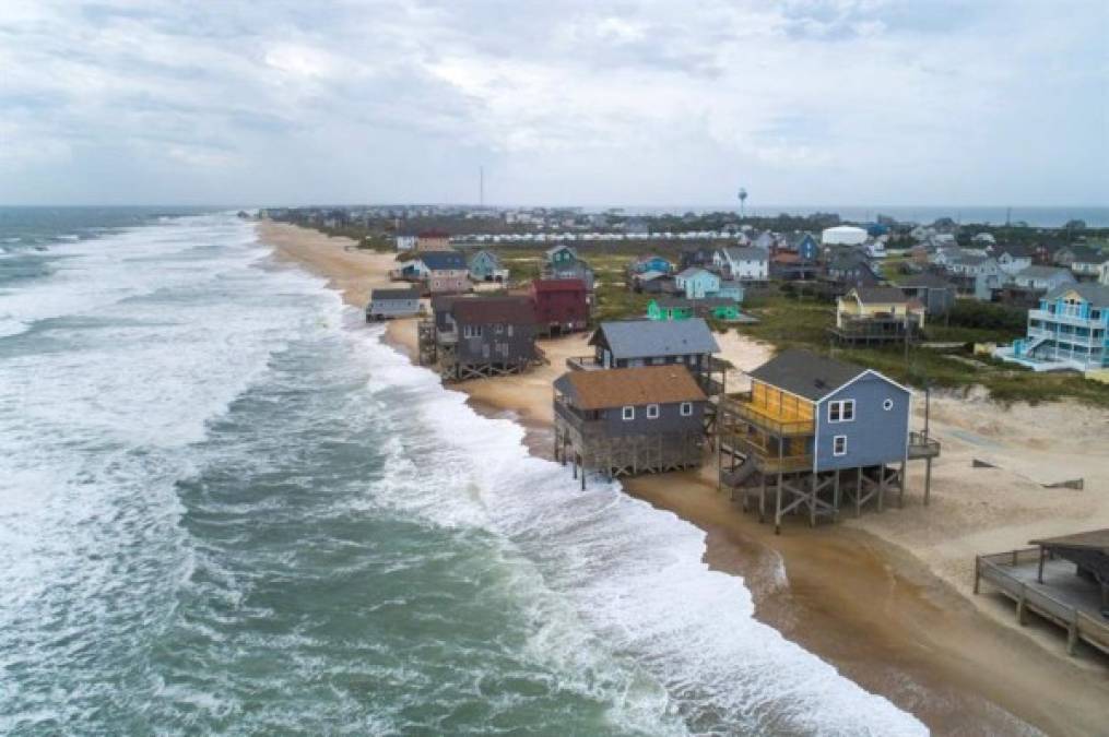 Las autoridades insistieron a los residentes de la costa que obedezcan las órdenes de evacuación al alertar que la marea subirá varios metros a consecuencia del huracán.