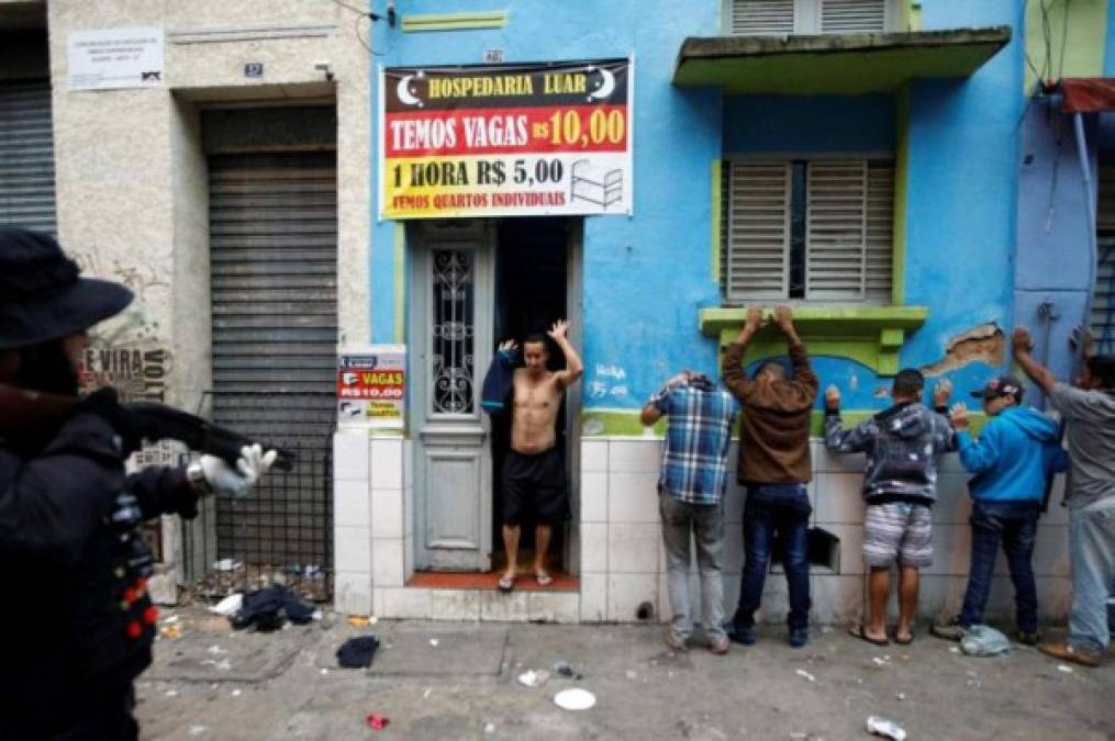 La estrategia de Doria se produce en medio de las operaciones policiales y demoliciones que se están llevando a cabo estos días en en 'Cracolandia', una zona deprimida del centro de Sao Paulo que reúne el mayor número de usuarios de estupefacientes de la ciudad.