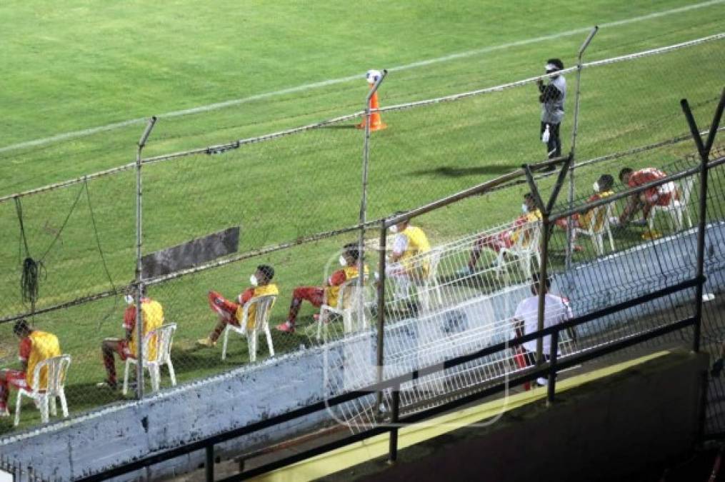 Los suplentes del Vida se sentaron en sillas a un lado del banquillo con distanciamiento y mascarillas.