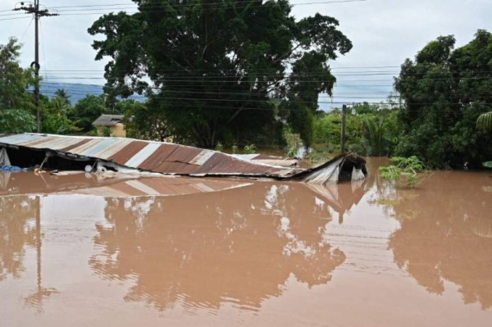 Los torrenciales aguaceros con los que el ciclón Eta castigó a América dejaron 23 muertos en Honduras, que sufrió fuertes inundaciones en el norte y noroeste de su territorio. Además, son miles de personas las que han han perdido sus cosas materiales.
