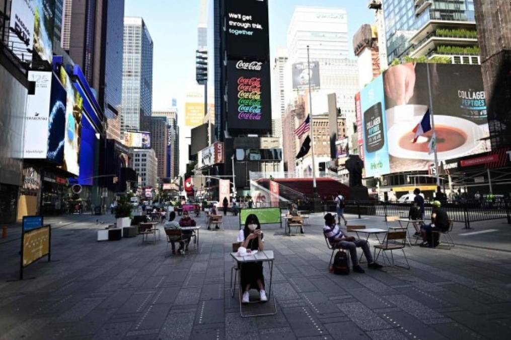 Nueva York se normaliza con prudencia con restaurantes en aceras