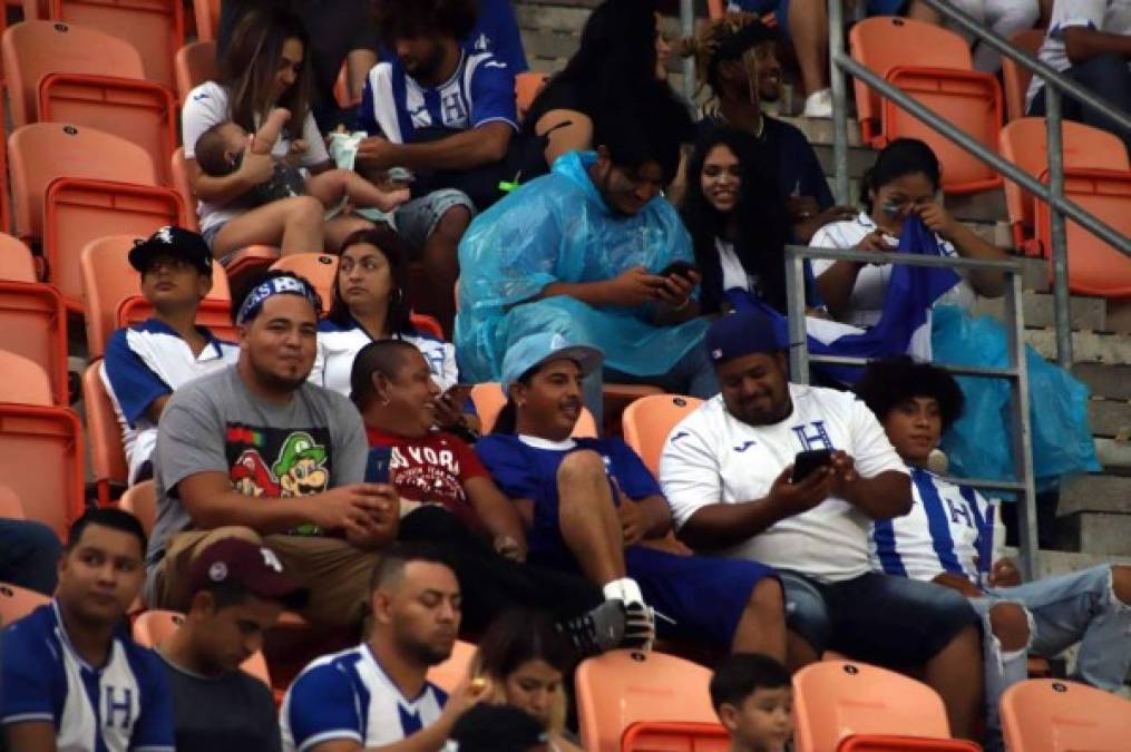 Sin mascarillas asistieron los aficionados hondureños al estadio.