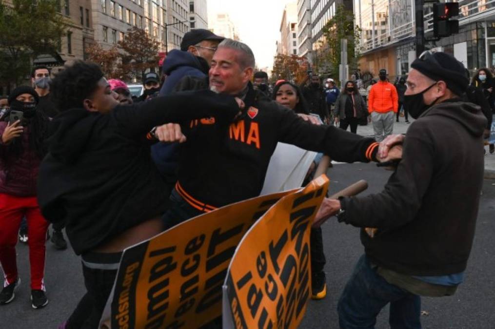 La policía de Washington anunció que había realizado 20 arrestos, cuatro de ellos por infringir la ley de armas de fuego y uno por violencia contra un policía.