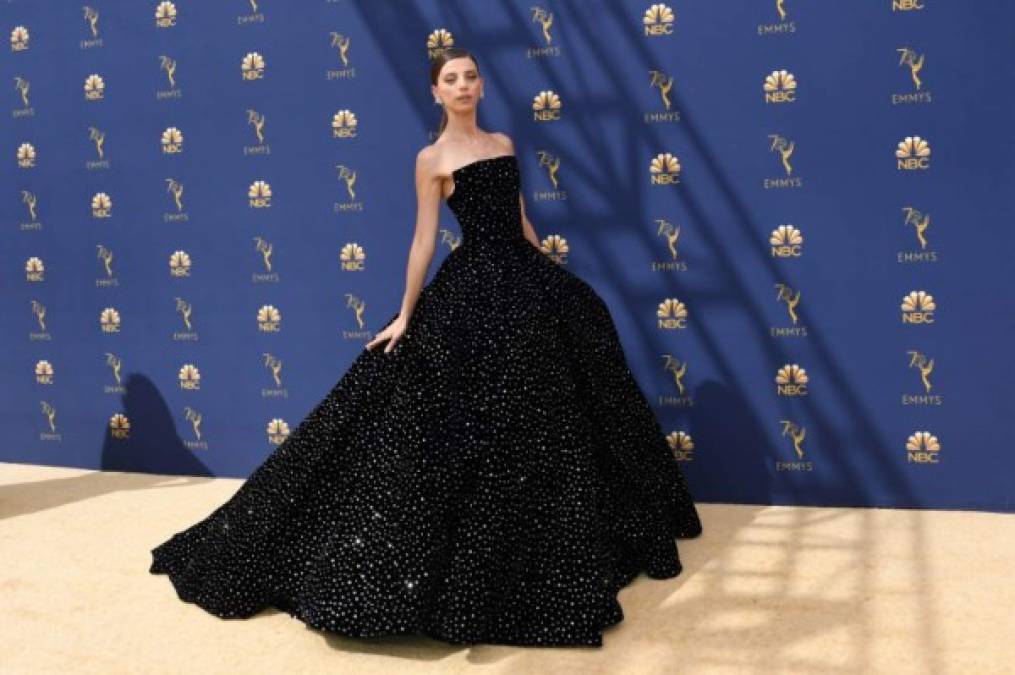 La actriz Angela Sarafyan perecía una noche estrellada en un hermoso vestido negro con detalles brillantes.