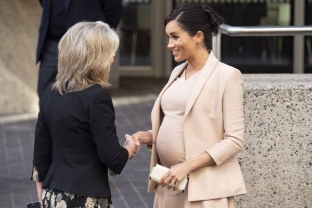 Meghan hizo su primera visita oficial al Teatro Nacional de Reino Unido, el cual patrocina desde el pasado 10 de enero.