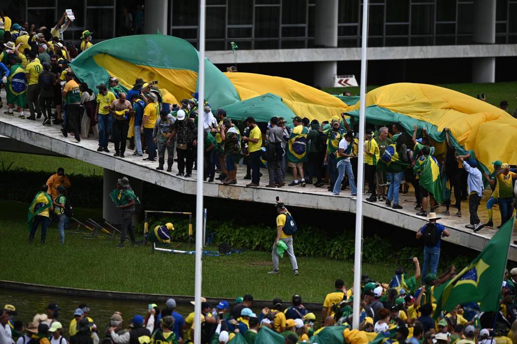 Los campamentos de los bolsonaristas radicales, que se han multiplicado en ciudades de todo el país, comenzaron a ser desmontados el viernes en Belo Horizonte, capital de Minas Gerais, donde ocurrieron algunos disturbios.