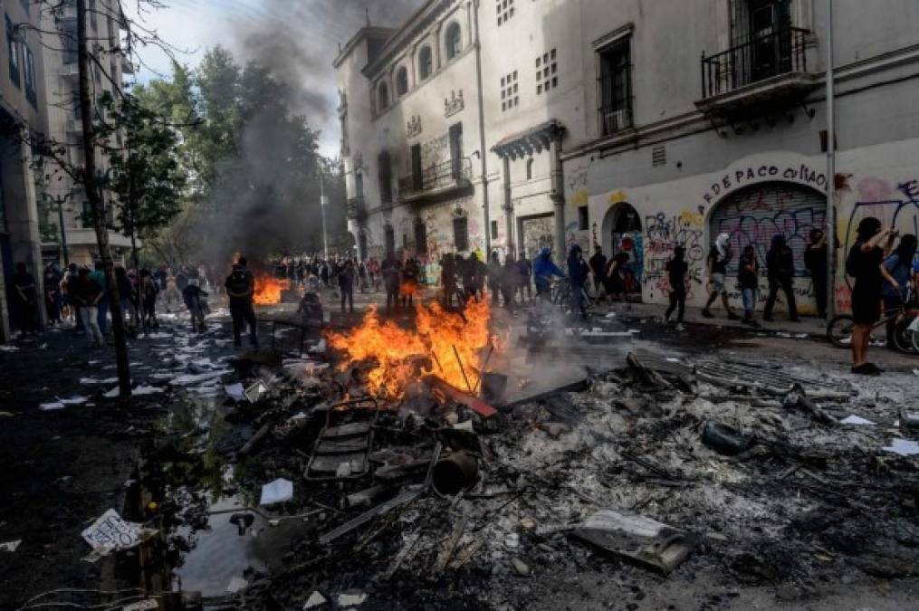 Los chilenos también protestan por las altas tarifas que pagan por servicios de luz o gas, el nulo reparto del sistema de pensiones o los deficientes servicios de salud pública.