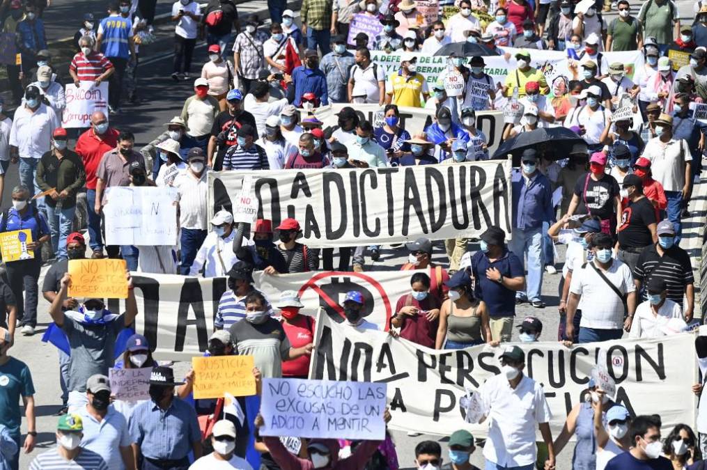 Miles de salvadoreños marcharon este domingo en San Salvador en contra de políticas del gobierno del presidente Nayib Bukele, entre ellas dar curso legal al bitcóin en el país.