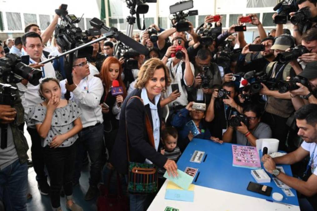 La candidata SAndra Torres de la Unión Nacional de la Esperanza ejerciendo el sufragio.