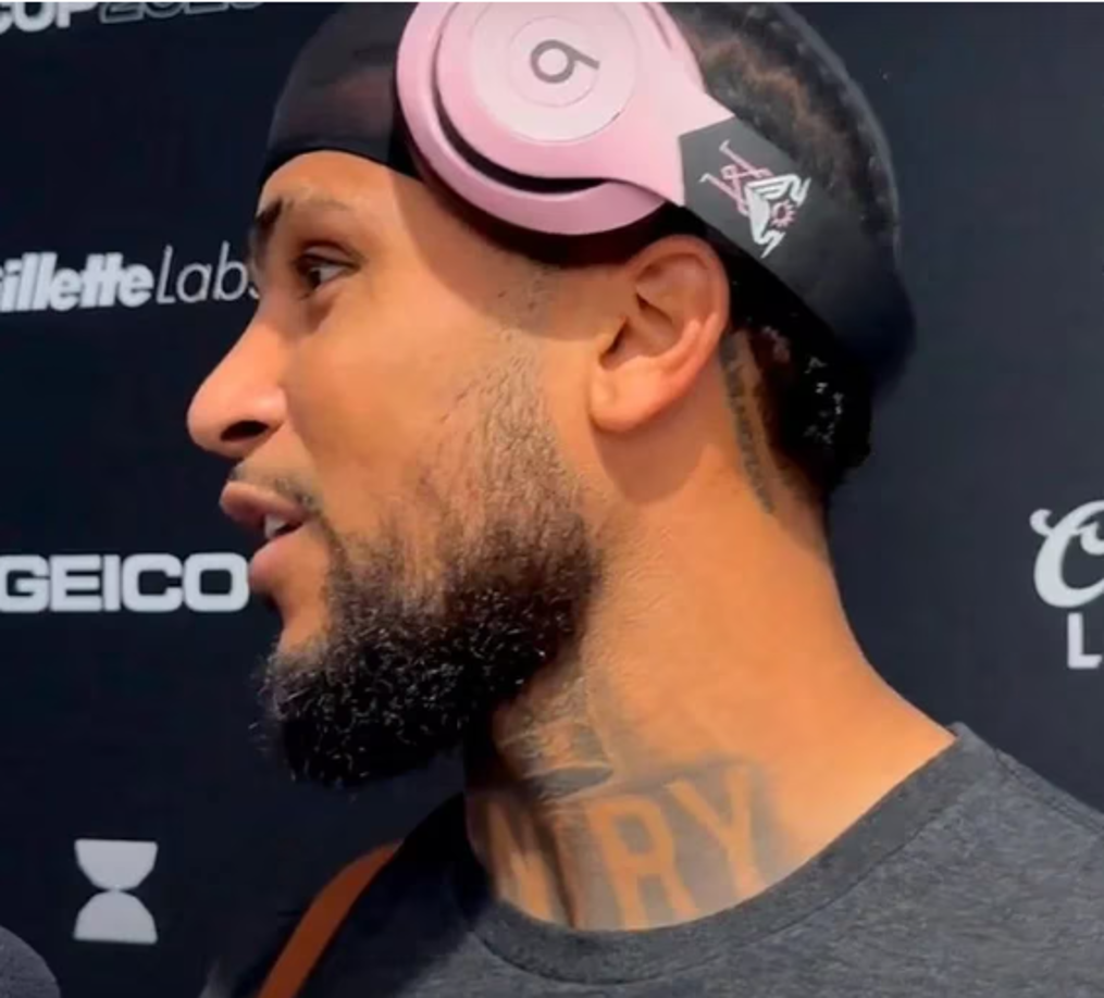 “Primero, ¿dónde podemos conseguir algunos de esos Beats by Dre rosados y negros?”, le consultaron al exfutbolista del Tottenham y respondió que fue un obsequio del argentino. “Eso es... Eso fue de Messi para el equipo”.