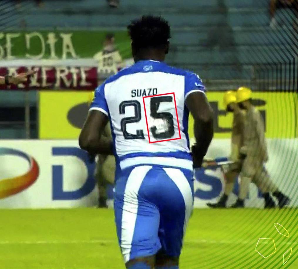 A Wilmer Crisanto parece que se le olvidó su camiseta. El futbolista ingresó a la cancha con otra indumentaria que fue modificada en la numeración pero siempre con el apellido de su compañero Óscar Suazo.