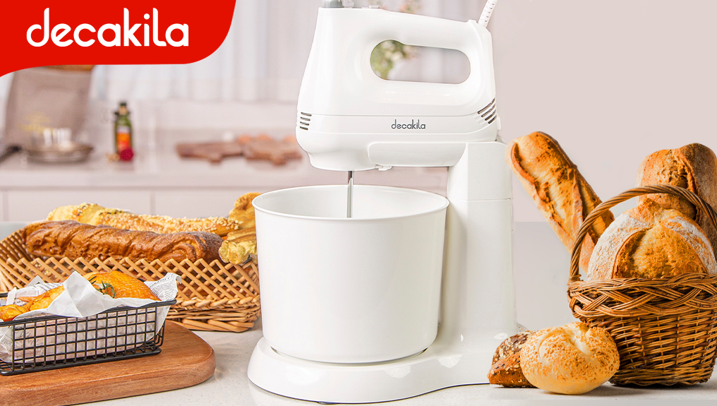 Esta batidora Decakila posee un cuenco de plástico de 2,5 L, tiene 6 velocidades con turbo, además de control de velocidad, batidor o amasador. Cuenta con batidores de acero y gancho. Su potencia es de 150W y su voltaje de 120V 60Hz.