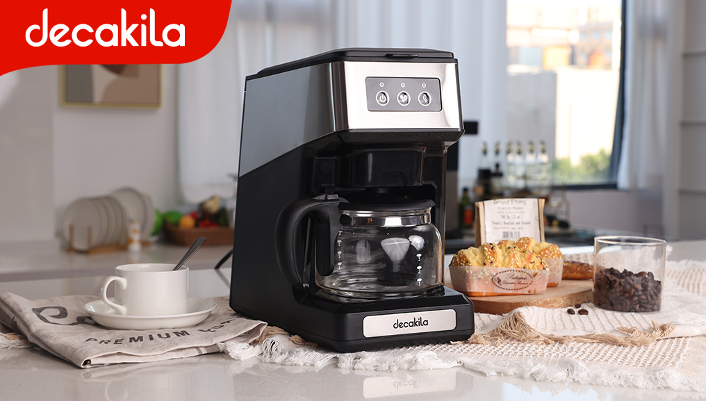 Este Coffee Maker con molinillo integrado tiene capacidad para 0.6L (4 tazas), puede moler granos de café y posee una función antigoteo de 30 segundos.