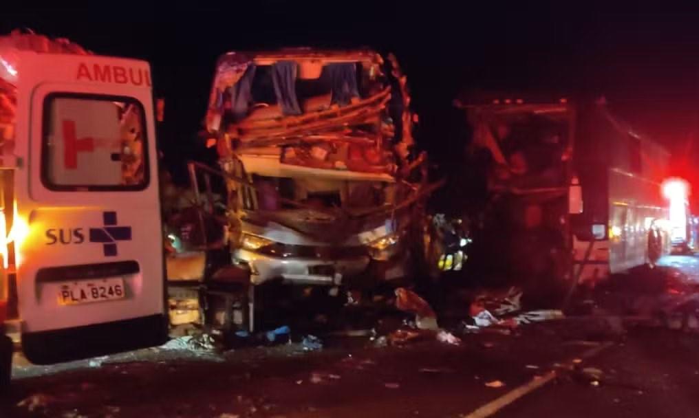 Accidente entre dos buses y camión cisterna deja cinco muertos y 21 heridos