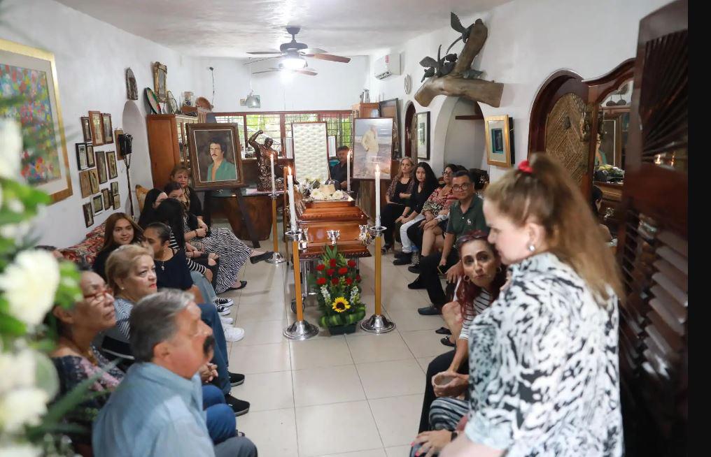 Su esposa Margarita Portillo (derecha) junto a varios amigos y familiares en el funeral del actor.