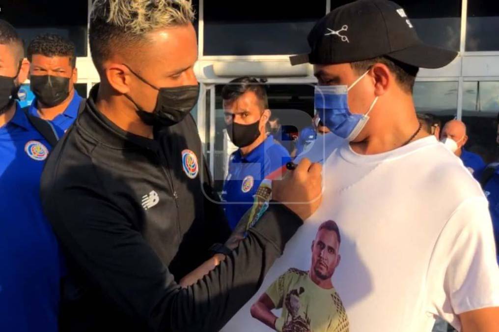 Keylor Navas pudo observar al joven hondureño José Hernández e inmediatamente tuvo el gran gesto de tomarse el tiempo de firmarle la camiseta.