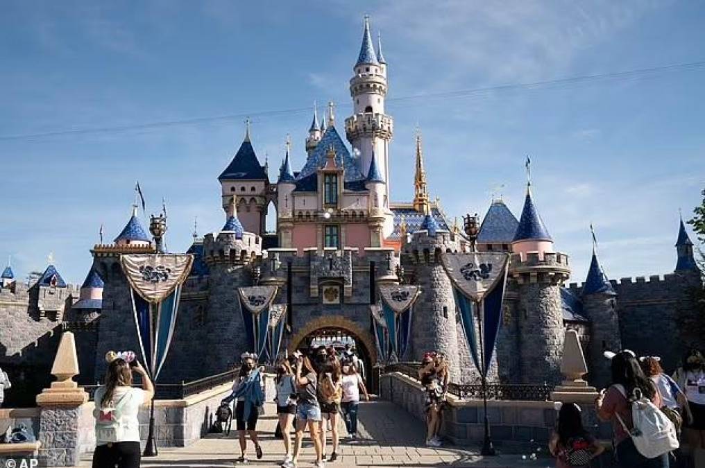 De acuerdo con el testimonio de las hijas, el día en que visitaron el parque Disneyland de Anaheim (en Los Ángeles, California), Aguilar recibió una silla de ruedas del servicio de acceso para personas con discapacidad del parque porque tenía una lesión en la rodilla. 