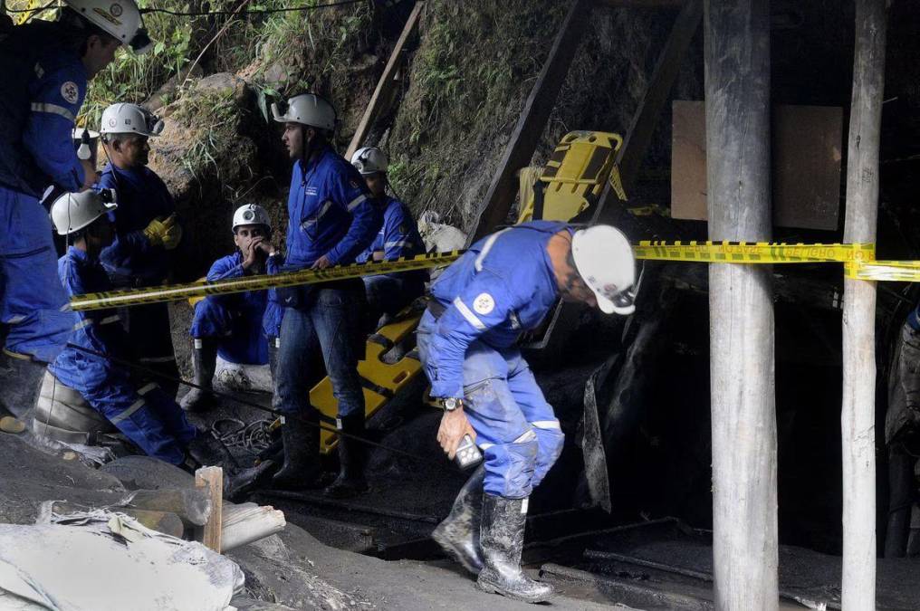 Imágenes compartidas en medios locales muestran a bomberos y trabajadores de la autoridad de atención de desastres operando en las entradas de las minas. Alrededor, un puñado de personas aguarda desde la madrugada información sobre sus allegados.