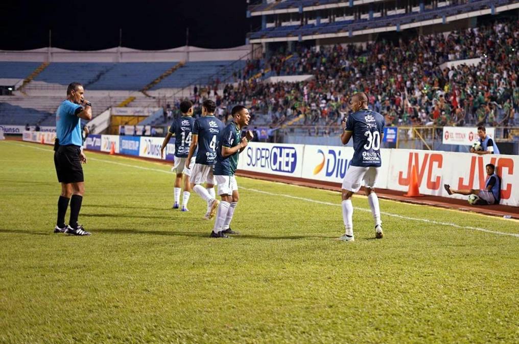 El bailecito del colombiano Edis Ibargüen con Isaac Castillo tras marcar su gol para la victoria del Marathón ante Real España.