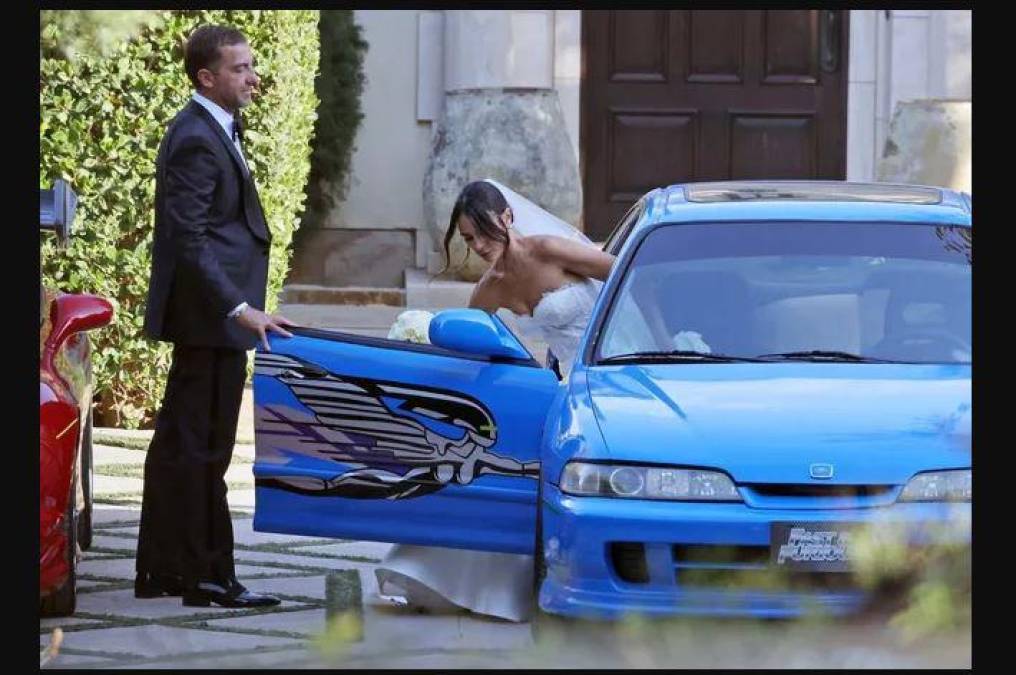 De acuerdo con Page Six, después de que se celebraran las nupcias, los recién casados se subieron al famoso auto Acura Integra azul de la franquicia.