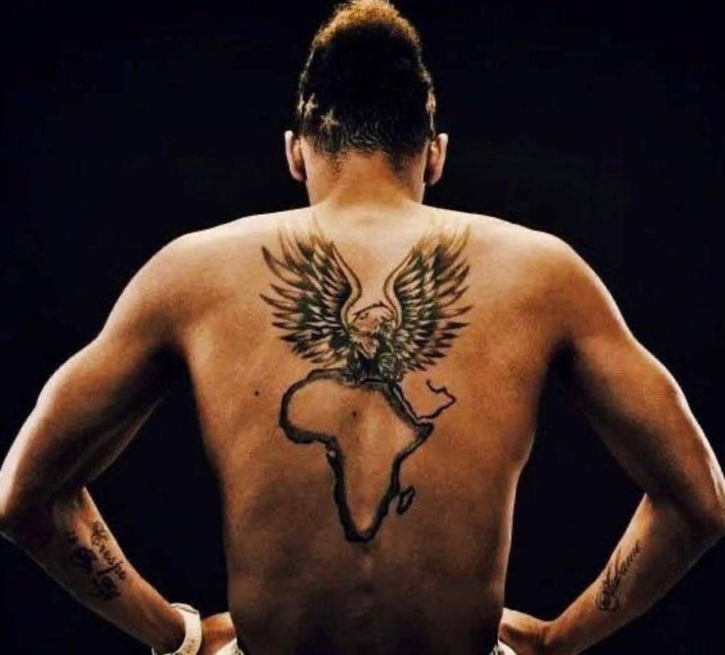 Aubameyang también es amante de los tatuajes.