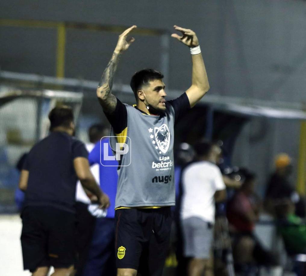 Ramiro Rocca no se sentó nunca. El delantero argentino estuvo impaciente en el banco de suplentes.