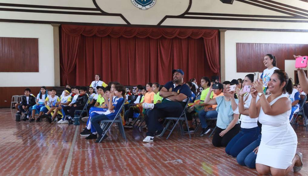 Padres de familia captando el momento en donde sus hijos se presentaron al escenario.