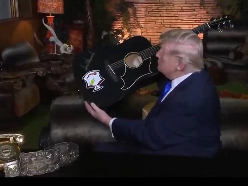 Captura de video tomada de la cuenta en X @RapidResponse47 de La Casa Blanca del presidente de Estados Unidos, Donald Trump, mostrando una guitarra firmada por él este lunes, en Graceland, la mansión de Elvis Presley.