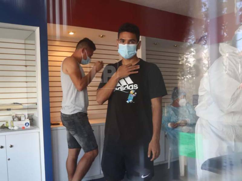 El volante Carlos Pineda fue uno de los que se hizo presente para las pruebas médicas.