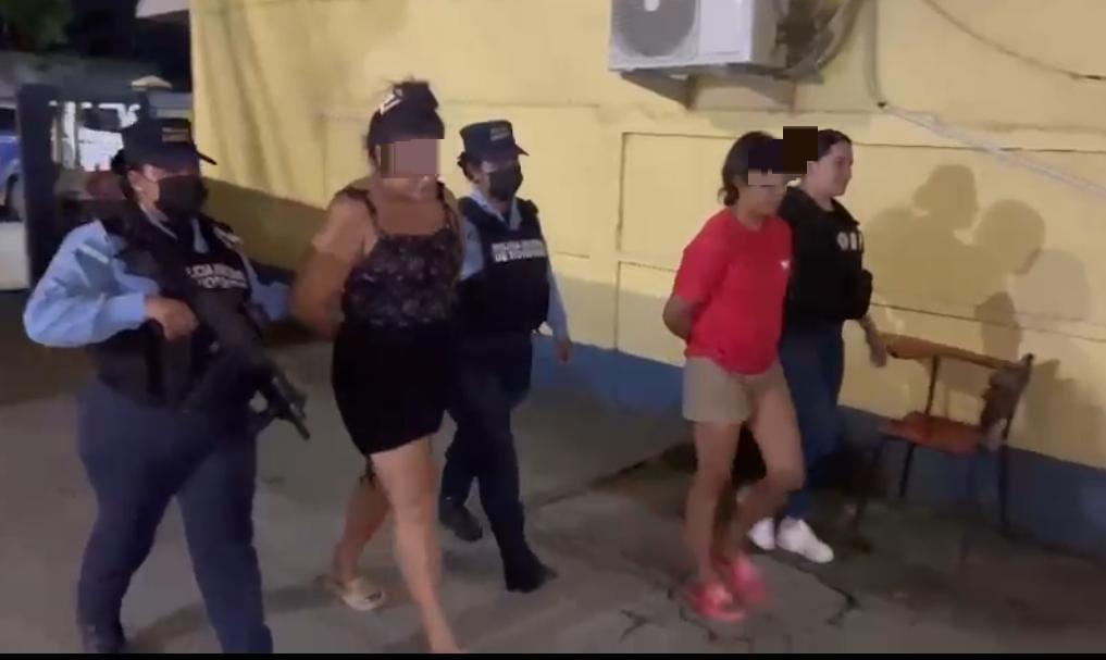 Las dos mujeres son acusadas de tráfico de droga.