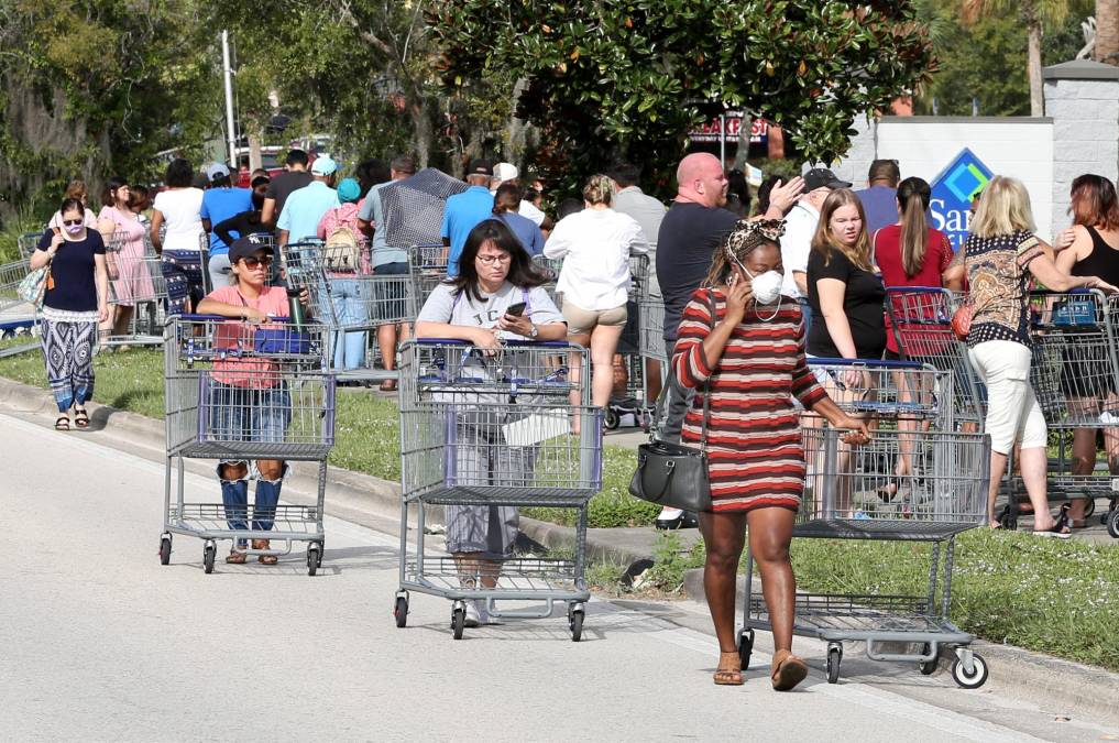 Este lunes se observaban largas filas de personas en las afueras de los supermercados y gasolineras buscando abastecerse de productos de primera necesidad previo al impacto del temido ciclón.