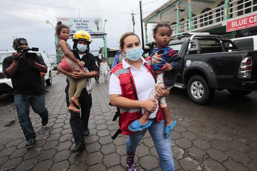 Pobladores de comunidades de Río Maíz y Monkey Point fueron trasladados hasta Bluefields, una ciudad portuaria donde se establecieron refugios. Según la alcaldesa de la ciudad, Carla Martín, se esperaba impacto de la tormenta en esas regiones.