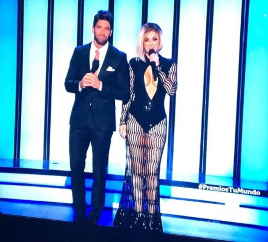 Otro de los vestido que hizo que miles hablaran de Aracely Arámbula fue este que usó durante la presentación de los premios junto al argentino, David Chocarro.