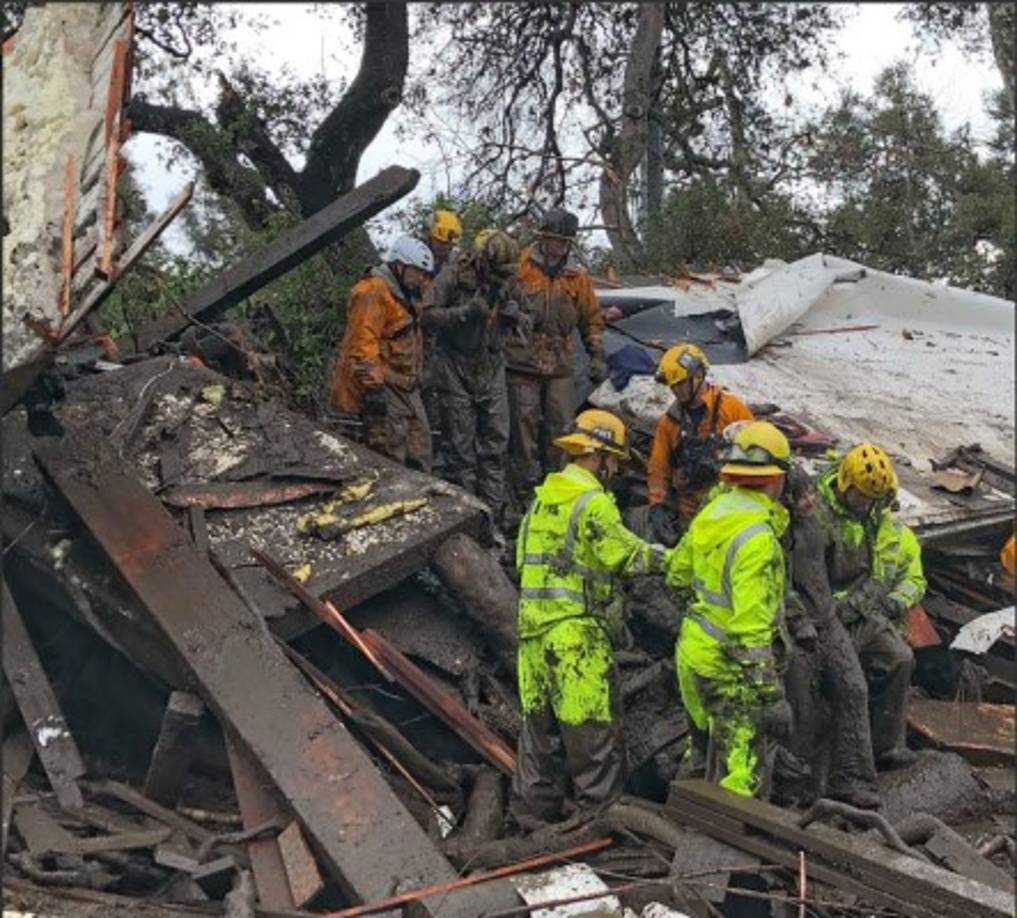Los equipos de rescate lograron sacar con vida a varias personas que quedaron atrapadas entre los escombros tras los sorpresivos deslaves.