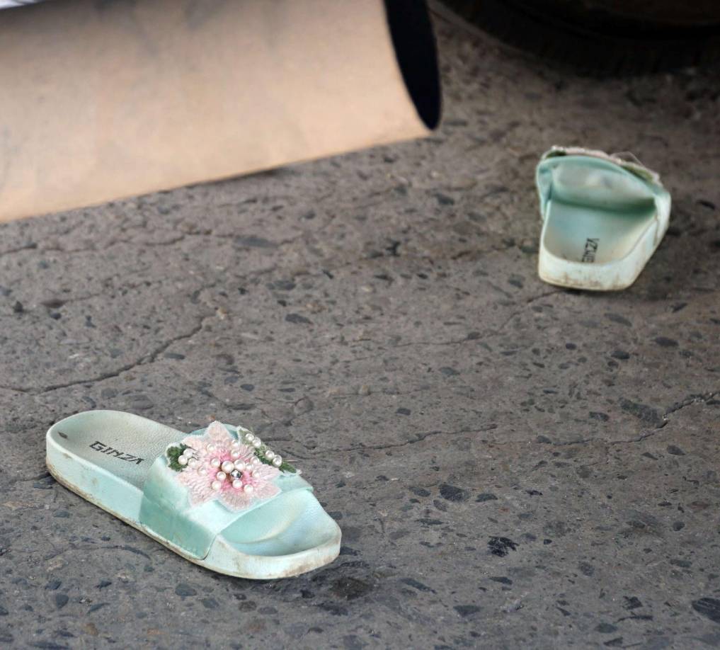 Elvin Zelaya, conductor del camión, relató que él estaba estacionado a la orilla de la trocha y de repente escuchó un estruendo y “yo creía que habían pegado atrás de la carrocería”.