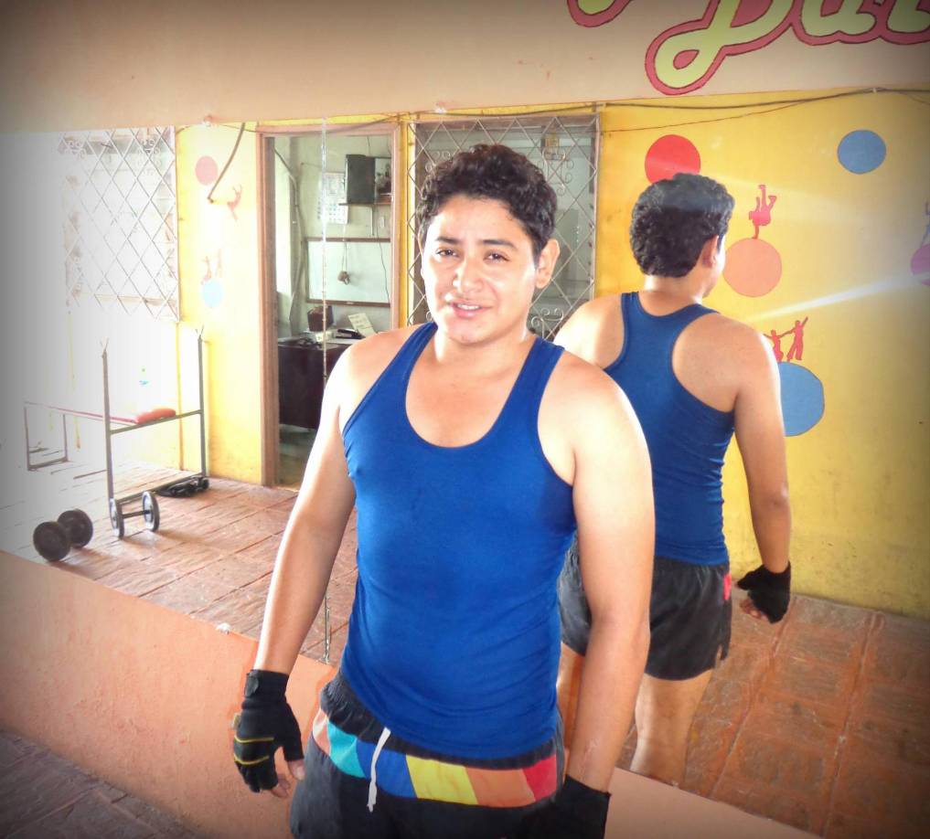 En vista de que los compañeros no miraban al enfermero en su área de trabajo procedieron a buscarlo en horas de tarde y lo encontraron boca a bajo en un área conocida como quirofanito, que es el quirófano en la sala de emergencia de cirugía.