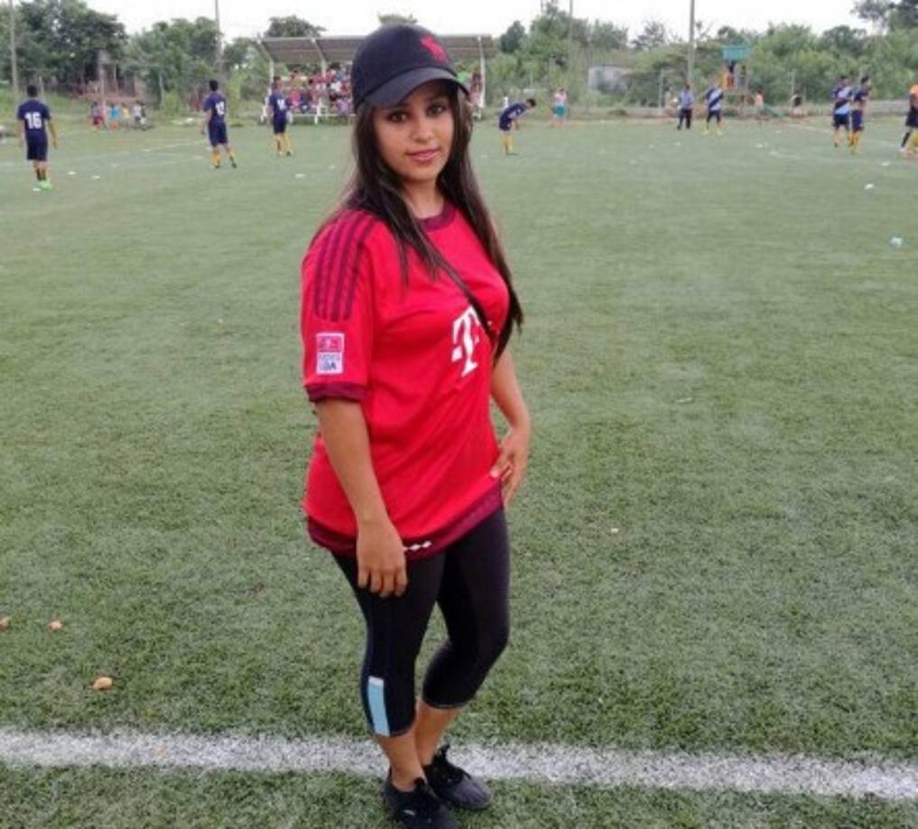 'Mi gran pasión es el fútbol, juego en el equipo femenino Latinas y dirijo mi propio equipo Bayer, me gusta dirigir varones porque soy muy mandona, todos los muchachos conocen mi forma de trabajar', dijo.