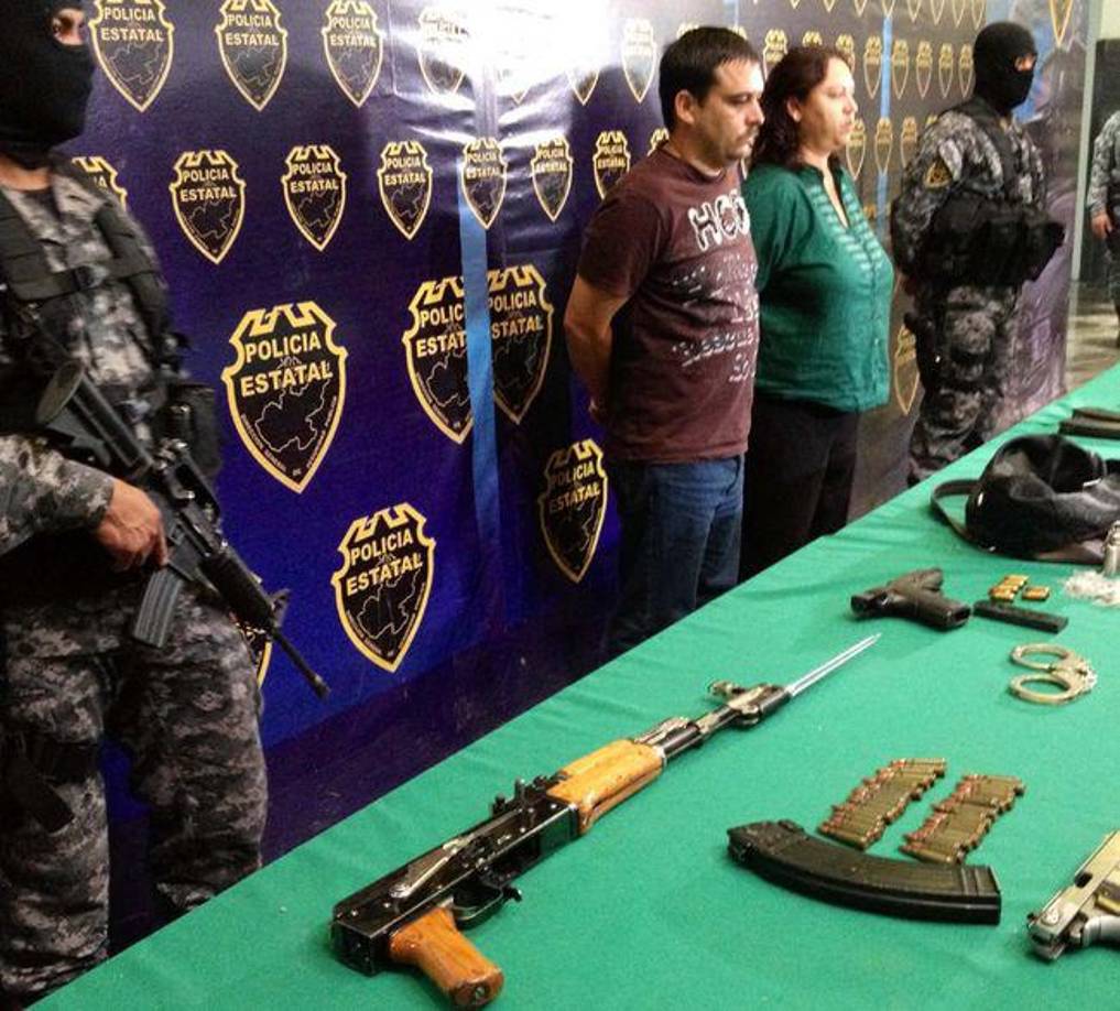 Además de la pena de prisión, "La Estrella" fue condenada a pagar una multa de 15,715 pesos, mientras que su escolta, Victoriano Torres, quien enfrentó cargos similares, recibió una condena de 9 años en prisión y una multa de 8,862 pesos.