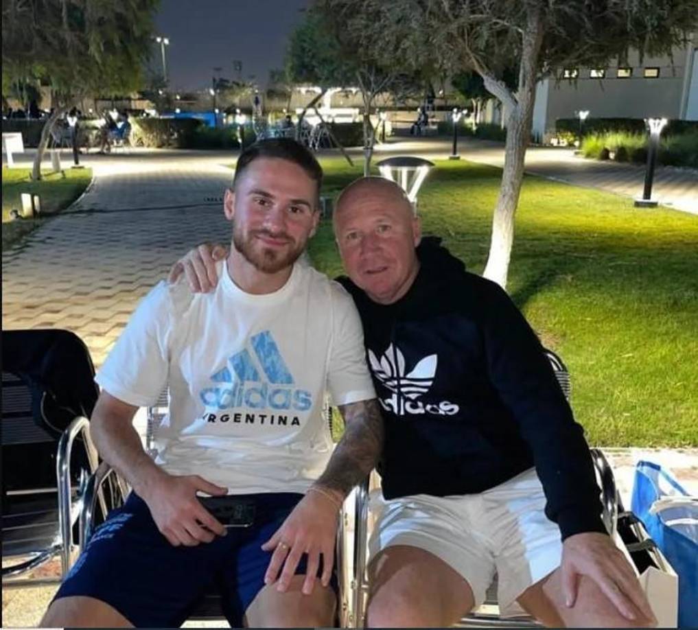 Mac Allister aprovechó para ver a su hijo y posteó una foto junto a él, disfrutando en el día de descanso. Además, sus amigos también pasaron a visitarlo, al igual que su novia. 