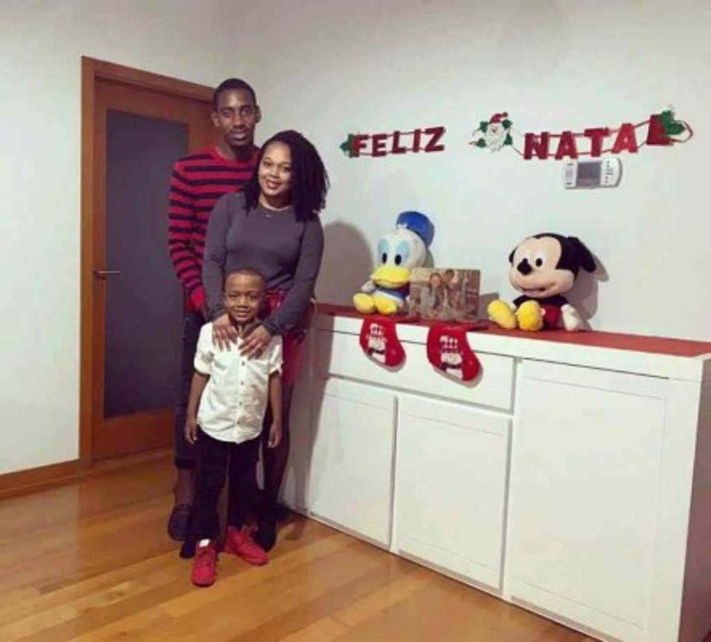 Bryan Róchez con su familia en Portugal.