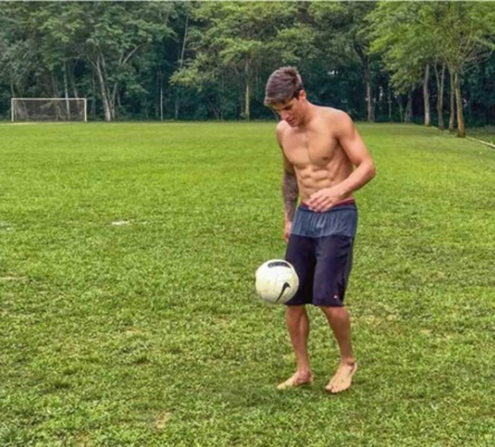 Tiago Ramos tuvo un paso fugaz por el fútbol profesional en Brasil y es aficionado del Real Madrid.